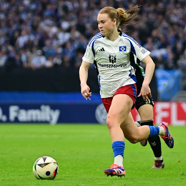 Carla Morich auf dem Fußballfeld für den HSV in Ballbesitz